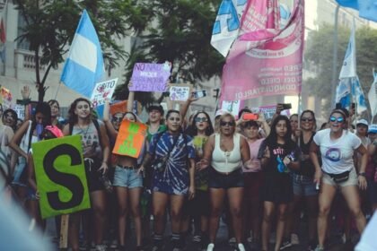 Mujeres y organizaciones sociales marchan por el centro de la ciudad de Santa Fe durante la movilización por el Día Internacional de la Mujer. Foto: Periódicas.