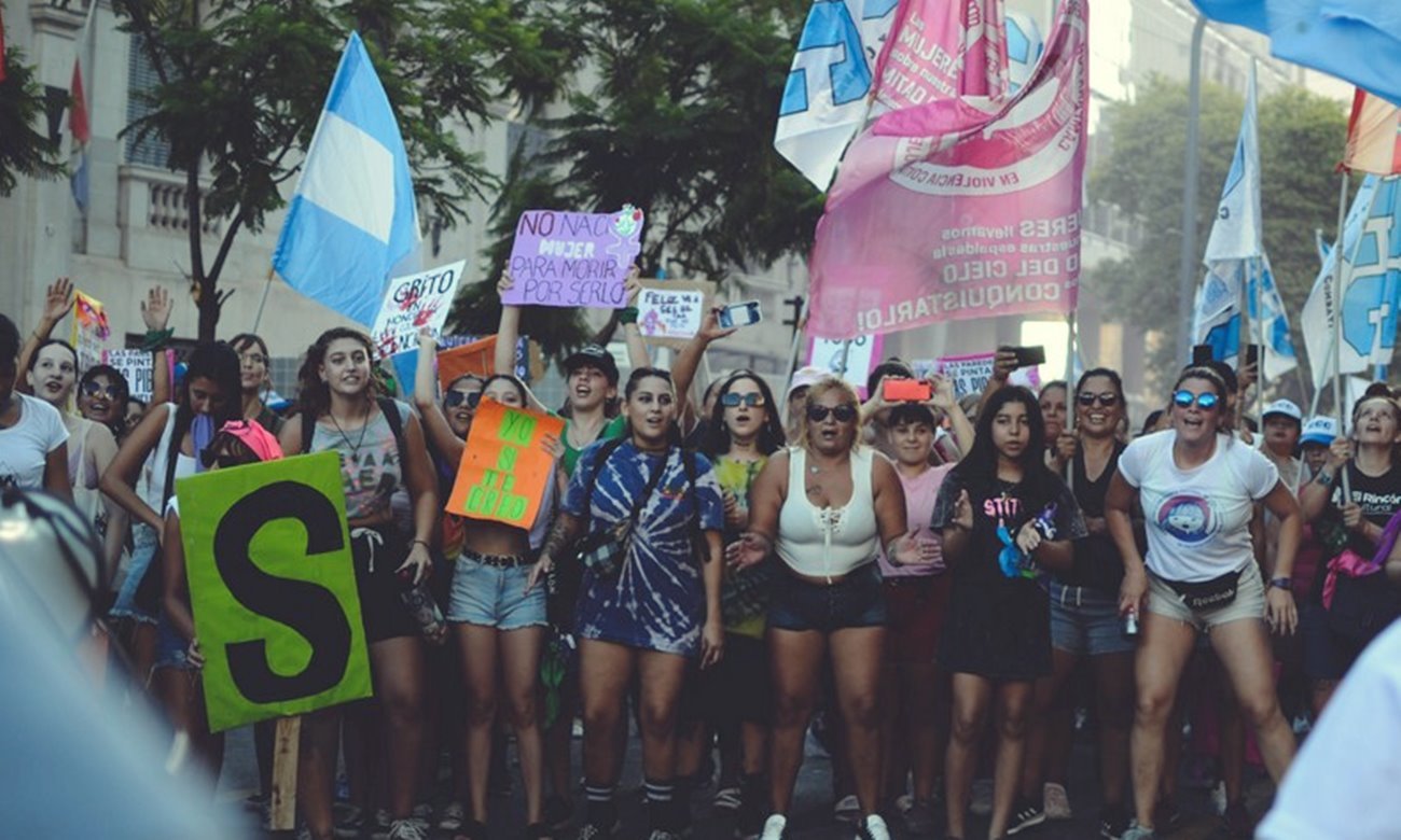 Mujeres y organizaciones sociales marchan por el centro de la ciudad de Santa Fe durante la movilización por el Día Internacional de la Mujer. Foto: Periódicas.