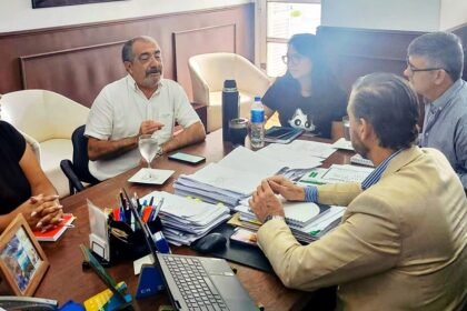 Autoridades de ASOEM y funcionarios de la Municipalidad de Santa Fe durante una reunión de la mesa paritaria local. Foto: Prensa ASOEM.