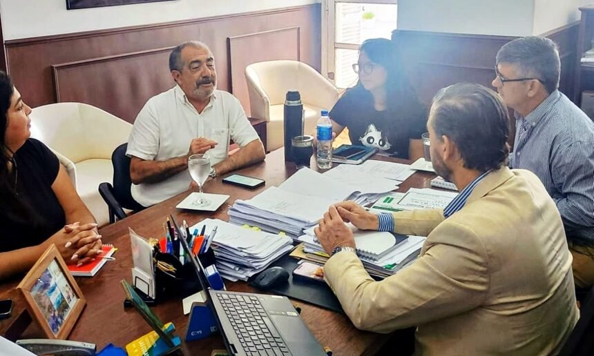 Autoridades de ASOEM y funcionarios de la Municipalidad de Santa Fe durante una reunión de la mesa paritaria local. Foto: Prensa ASOEM.