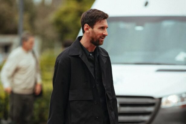 Lionel Messi ingresa al predio de la AFA en Ezeiza para participar de una jornada de entrenamiento con la Selección argentina. Foto de archivo.