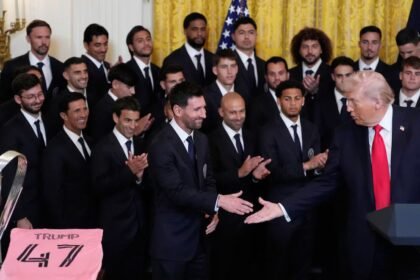 Donald Trump se dirige al plantel del Inter Miami durante un acto en la Casa Blanca, con Lionel Messi entre los jugadores presentes.