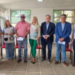 Autoridades provinciales y municipales durante una visita a instituciones educativas de la ciudad de Ceres.