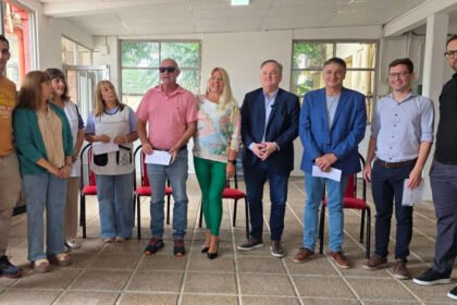 Autoridades provinciales y municipales durante una visita a instituciones educativas de la ciudad de Ceres.