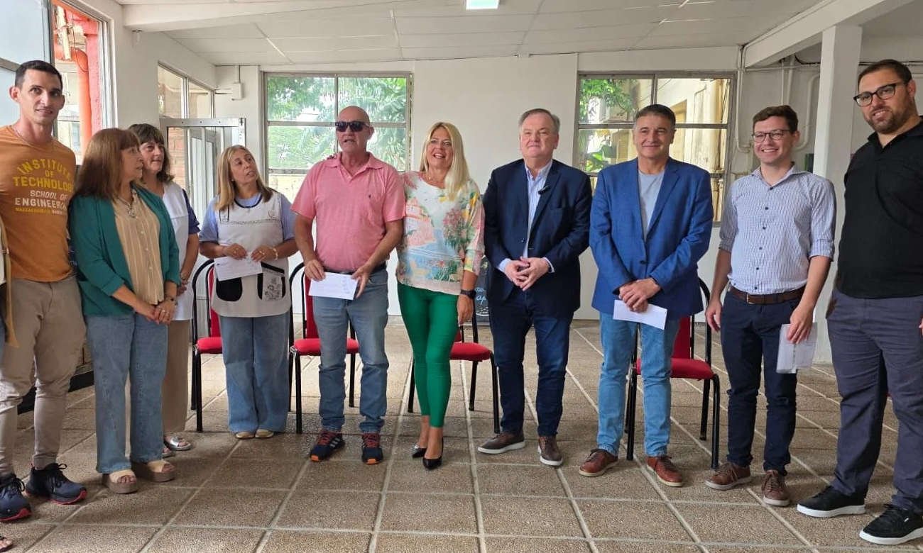 Autoridades provinciales y municipales durante una visita a instituciones educativas de la ciudad de Ceres.
