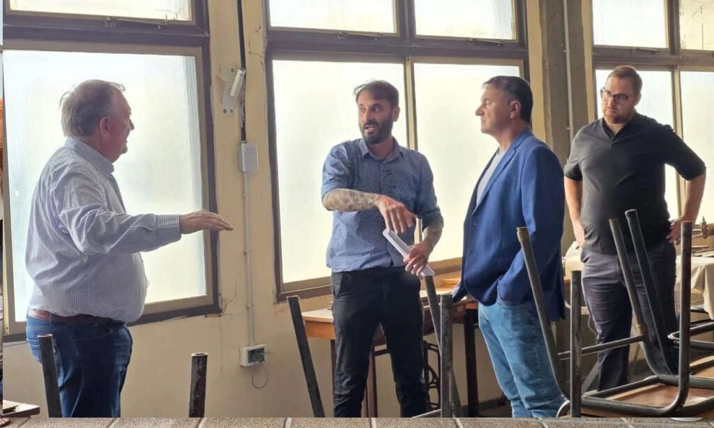 El senador Felipe Michlig durante una recorrida por instituciones educativas de Ceres.