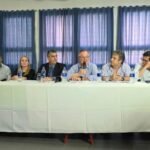 Felipe Michlig junto a autoridades provinciales durante una conferencia de prensa tras un hecho de conmoción social.