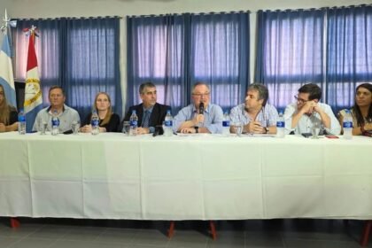 Felipe Michlig junto a autoridades provinciales durante una conferencia de prensa tras un hecho de conmoción social.