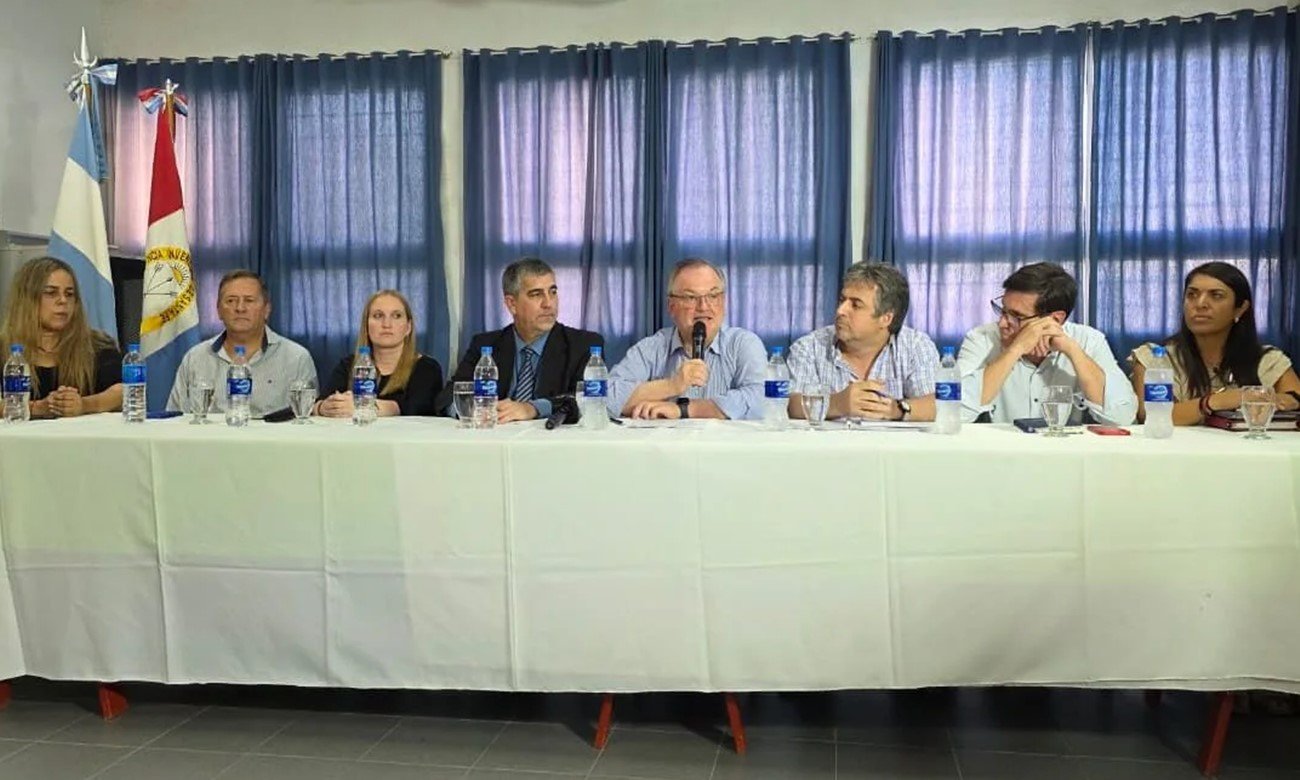Felipe Michlig junto a autoridades provinciales durante una conferencia de prensa tras un hecho de conmoción social.