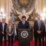 El presidente Javier Milei junto a integrantes de su gabinete durante una cadena nacional desde Casa Rosada. Foto de archivo.