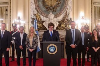El presidente Javier Milei junto a integrantes de su gabinete durante una cadena nacional desde Casa Rosada. Foto de archivo.