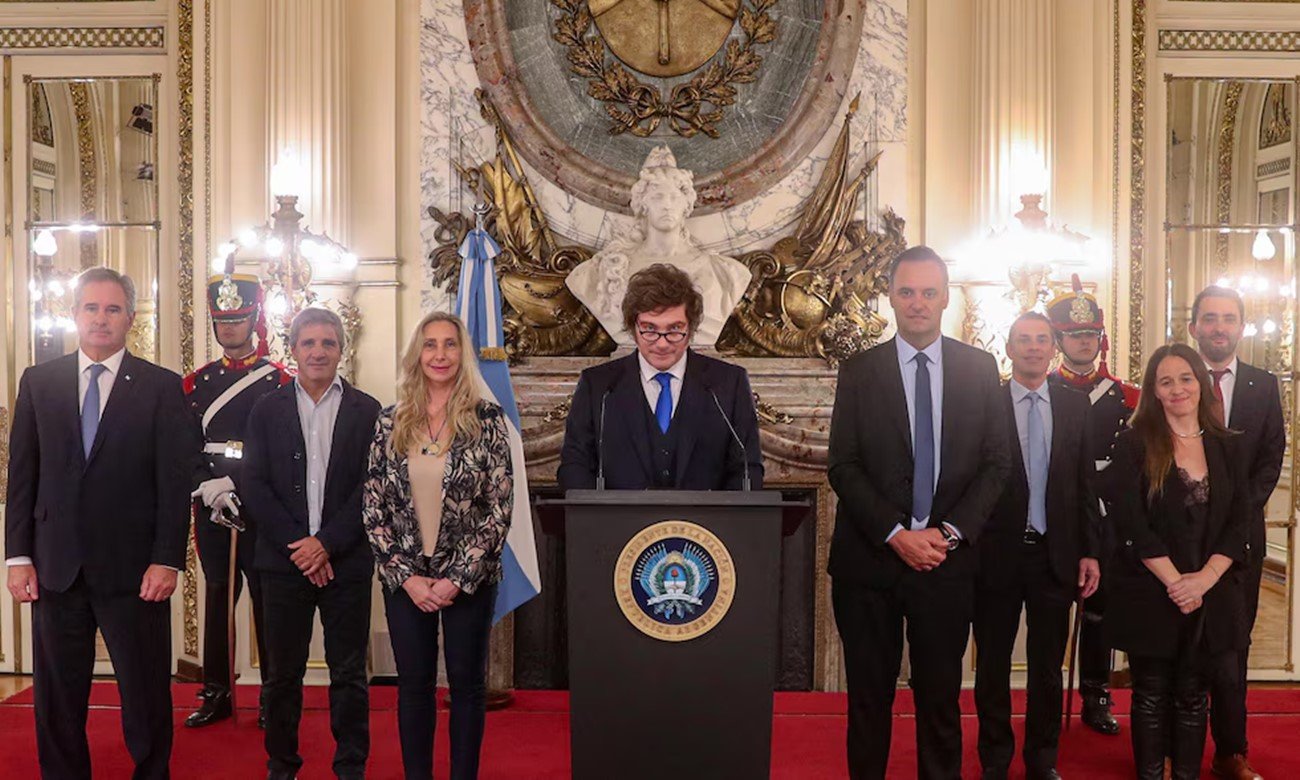 El presidente Javier Milei junto a integrantes de su gabinete durante una cadena nacional desde Casa Rosada. Foto de archivo.