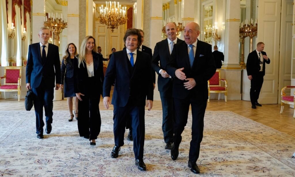Javier Milei junto al primer ministro húngaro, Viktor Orbán, durante un encuentro oficial en Budapest, acompañado por miembros de su comitiva. Foto: archivo.
