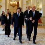 Javier Milei junto al primer ministro húngaro, Viktor Orbán, durante un encuentro oficial en Budapest, acompañado por miembros de su comitiva. Foto: archivo.