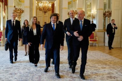 Javier Milei junto al primer ministro húngaro, Viktor Orbán, durante un encuentro oficial en Budapest, acompañado por miembros de su comitiva. Foto: archivo.