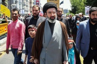 Mojtaba Jamenei durante una actividad religiosa en Irán, en el marco de su proyección dentro del liderazgo clerical.
