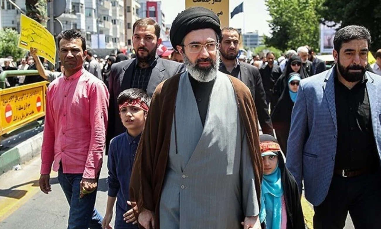 Mojtaba Jamenei durante una actividad religiosa en Irán, en el marco de su proyección dentro del liderazgo clerical.