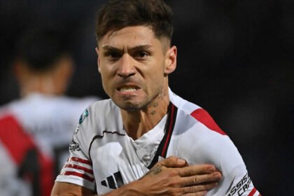 Gonzalo Montiel festeja un gol con la camiseta de River.