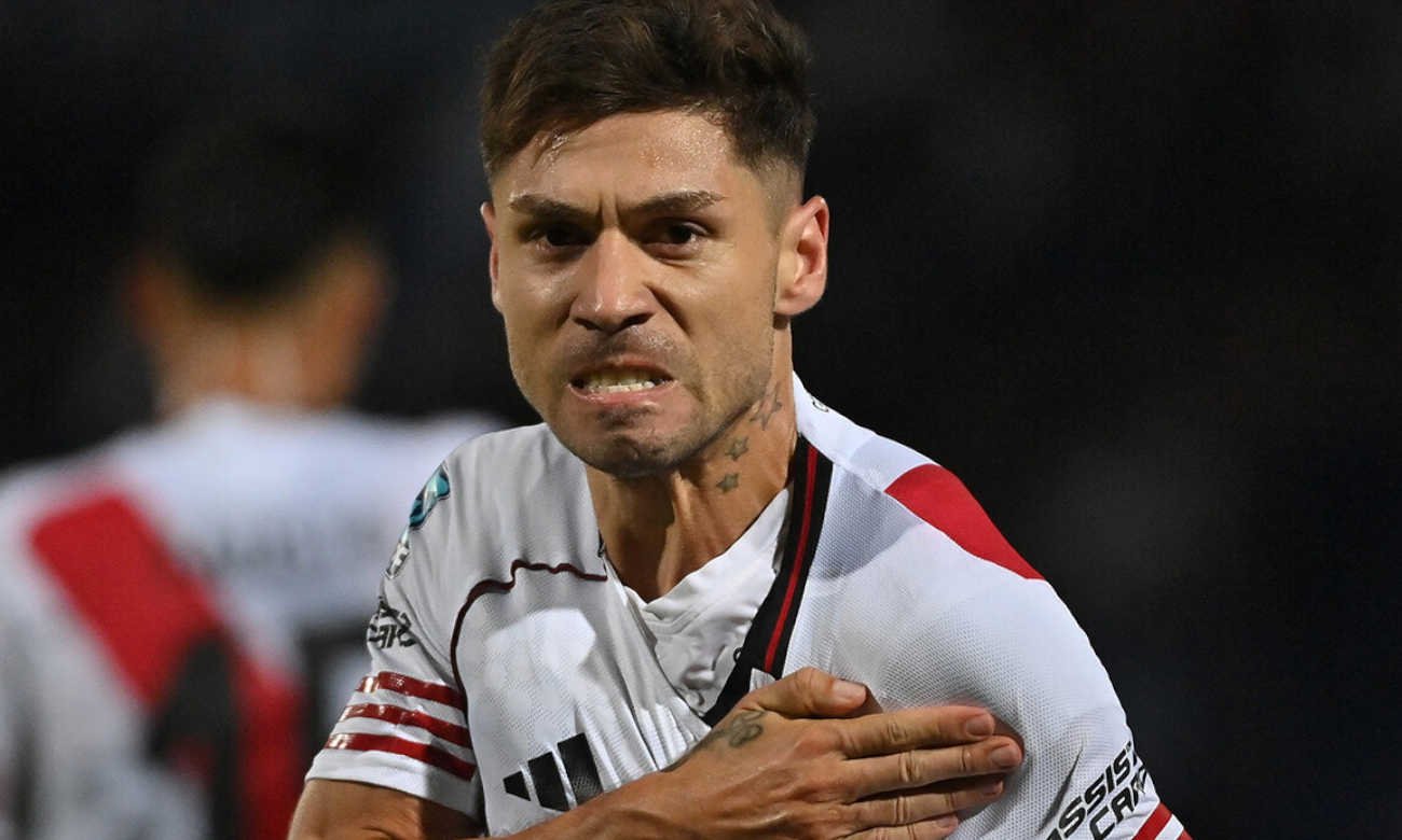 Gonzalo Montiel festeja un gol con la camiseta de River.