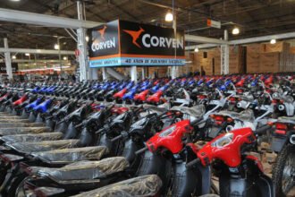 Concesionaria de motocicletas en Argentina con distintos modelos exhibidos para la venta. Foto de archivo.