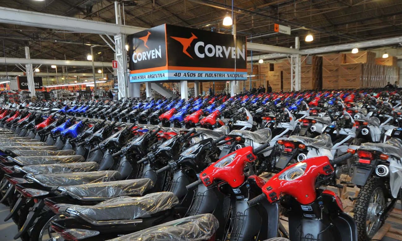 Concesionaria de motocicletas en Argentina con distintos modelos exhibidos para la venta. Foto de archivo.