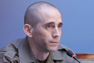 Nahuel Gallo durante la conferencia de prensa en Buenos Aires tras su liberación de Venezuela, acompañado por autoridades argentinas.