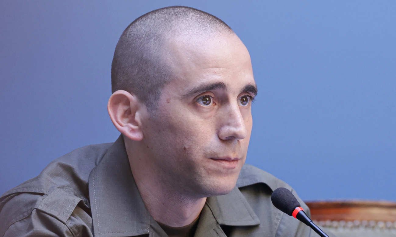 Nahuel Gallo durante la conferencia de prensa en Buenos Aires tras su liberación de Venezuela, acompañado por autoridades argentinas.