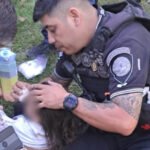 Efectivos de la Policía de Córdoba asisten a la niña tras ser encontrada con vida durante el operativo de búsqueda en Cosquín.