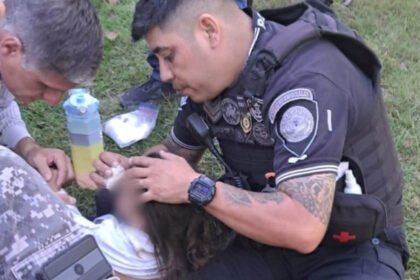 Efectivos de la Policía de Córdoba asisten a la niña tras ser encontrada con vida durante el operativo de búsqueda en Cosquín.