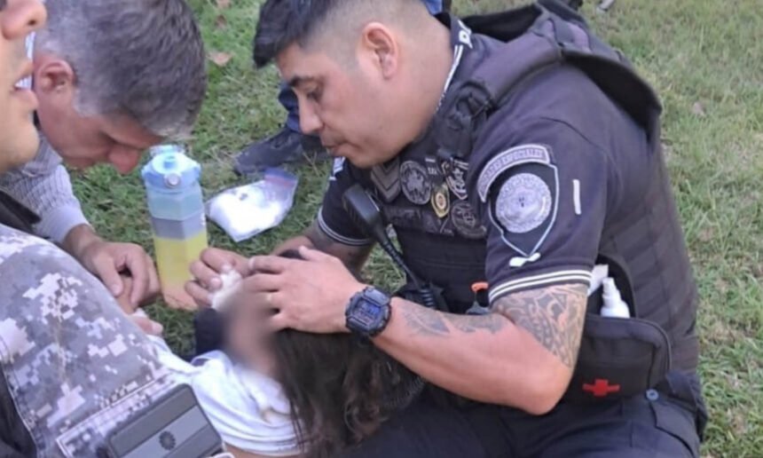 Efectivos de la Policía de Córdoba asisten a la niña tras ser encontrada con vida durante el operativo de búsqueda en Cosquín.