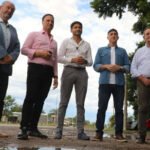 El senador Paco Garibaldi, el gobernador Maximiliano Pullaro y los intendentes de Recreo y Monte Vera durante una recorrida por el sector donde se ejecutará la futura obra vial sobre la Ruta 5.