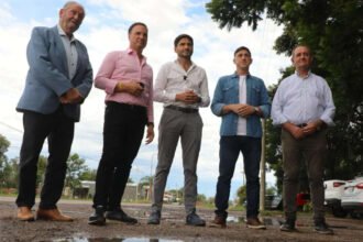 El senador Paco Garibaldi, el gobernador Maximiliano Pullaro y los intendentes de Recreo y Monte Vera durante una recorrida por el sector donde se ejecutará la futura obra vial sobre la Ruta 5.