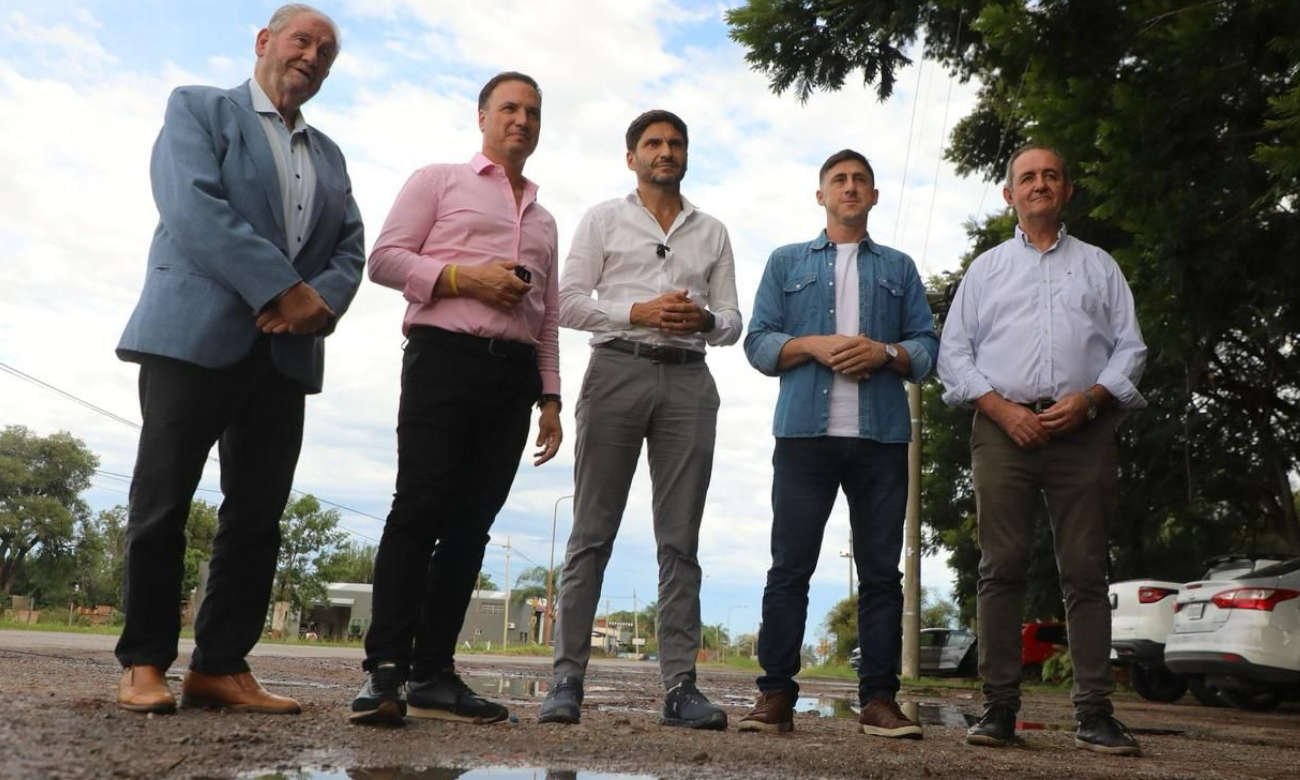 El senador Paco Garibaldi, el gobernador Maximiliano Pullaro y los intendentes de Recreo y Monte Vera durante una recorrida por el sector donde se ejecutará la futura obra vial sobre la Ruta 5.