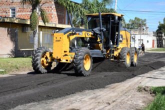 Trabajos de mejora vial con maquinaria municipal en calles urbanas.
