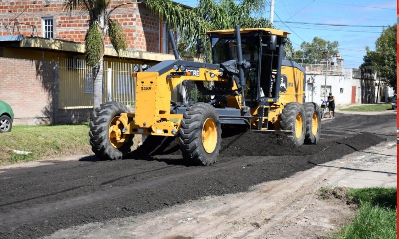 Trabajos de mejora vial con maquinaria municipal en calles urbanas.