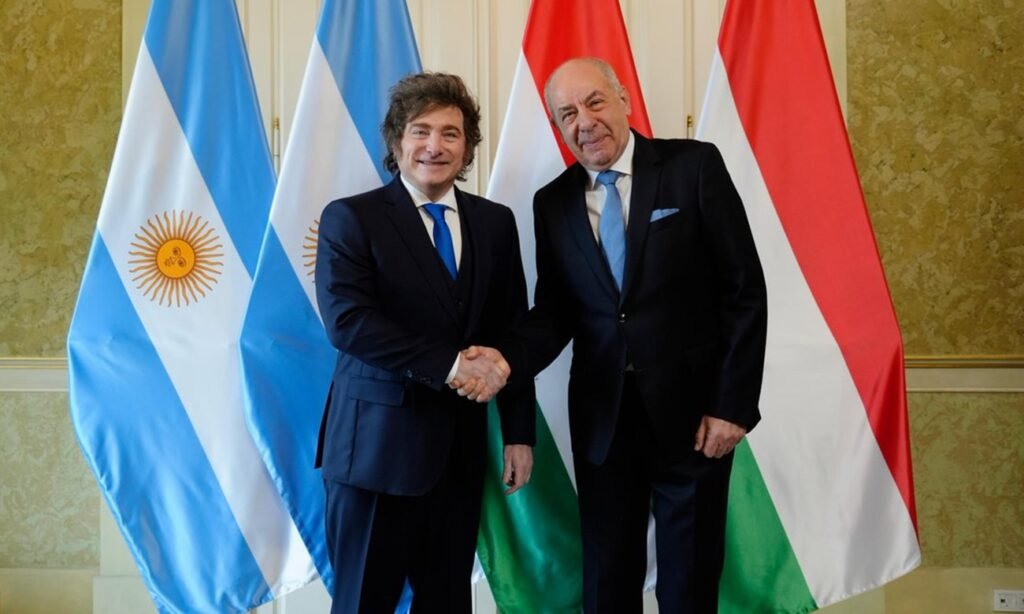 Javier Milei y Viktor Orbán se saludan con un apretón de manos durante un encuentro oficial en Budapest, Hungría. Foto: archivo.