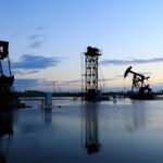 Vista general de un yacimiento petrolero en plena operación de extracción, con equipos trabajando de forma continua. Foto de archivo.