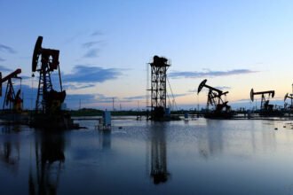 Vista general de un yacimiento petrolero en plena operación de extracción, con equipos trabajando de forma continua. Foto de archivo.