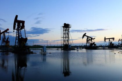 Vista general de un yacimiento petrolero en plena operación de extracción, con equipos trabajando de forma continua. Foto de archivo.