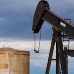 Explotación de petróleo en un yacimiento con maquinaria en operación continua para la extracción de crudo. Imagen de archivo representativa de la producción energética a nivel global.