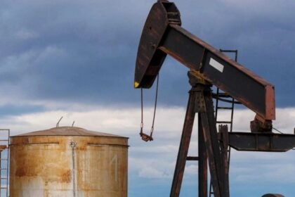 Explotación de petróleo en un yacimiento con maquinaria en operación continua para la extracción de crudo. Imagen de archivo representativa de la producción energética a nivel global.