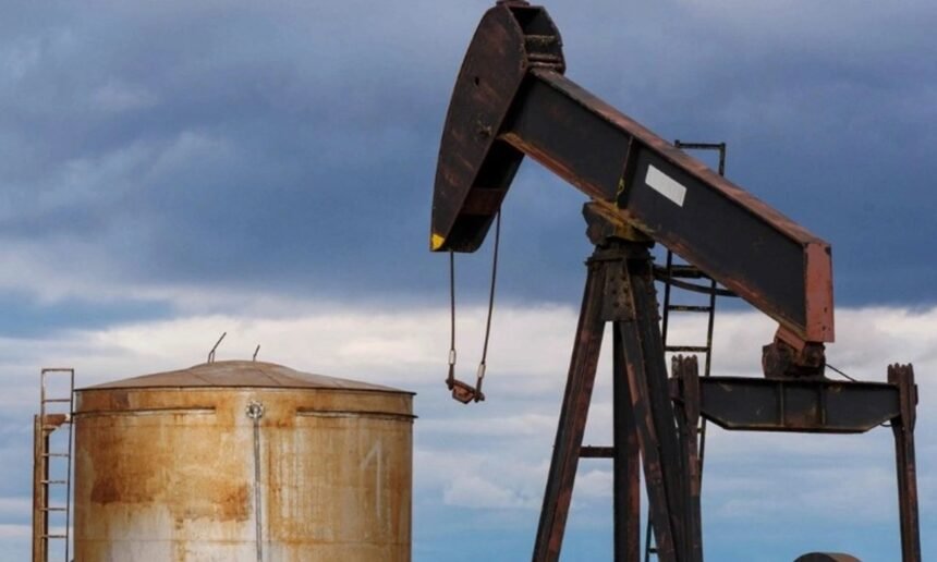 Explotación de petróleo en un yacimiento con maquinaria en operación continua para la extracción de crudo. Imagen de archivo representativa de la producción energética a nivel global.