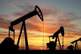 Plataforma de extracción de petróleo en operación, en una imagen de archivo que refleja la actividad de producción energética a nivel global.