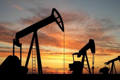 Plataforma de extracción de petróleo en operación, en una imagen de archivo que refleja la actividad de producción energética a nivel global.