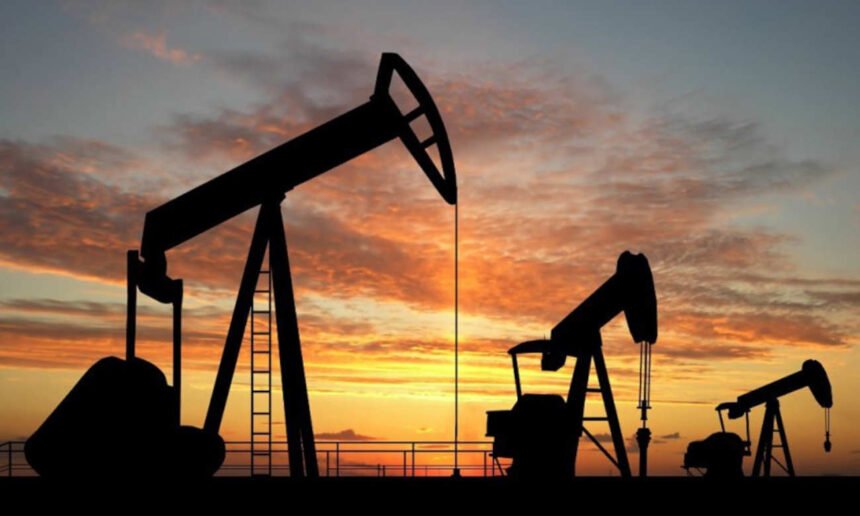 Plataforma de extracción de petróleo en operación, en una imagen de archivo que refleja la actividad de producción energética a nivel global.