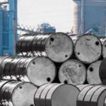 Barriles de petróleo en una instalación energética, en una imagen de archivo que ilustra la producción y el comercio internacional de crudo.