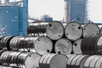 Barriles de petróleo en una instalación energética, en una imagen de archivo que ilustra la producción y el comercio internacional de crudo.