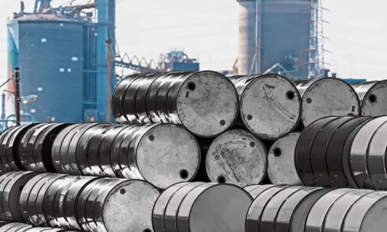 Barriles de petróleo en una instalación energética, en una imagen de archivo que ilustra la producción y el comercio internacional de crudo.