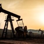 Plataforma de extracción en un yacimiento petrolero en plena operación, reflejo de la actividad clave del sector energético a nivel mundial.