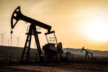 Plataforma de extracción en un yacimiento petrolero en plena operación, reflejo de la actividad clave del sector energético a nivel mundial.